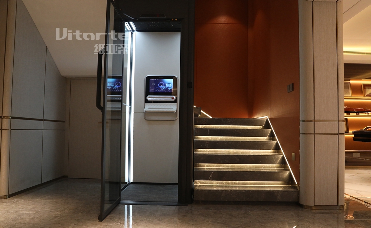 Installation of homelift in the middle of a staircase in Qingdao