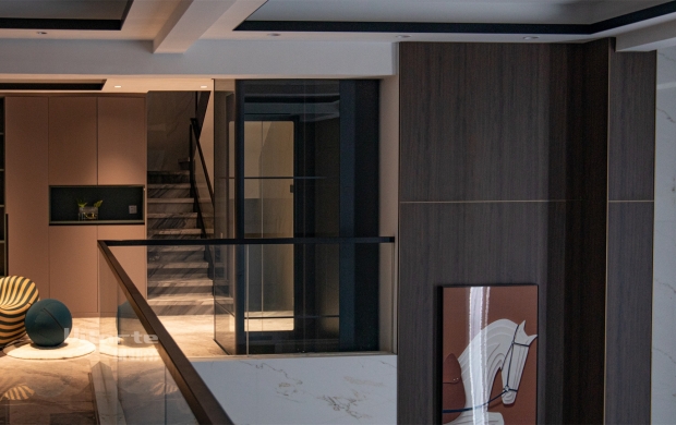 Installation of homelift in the middle of a staircase in Shenzhen